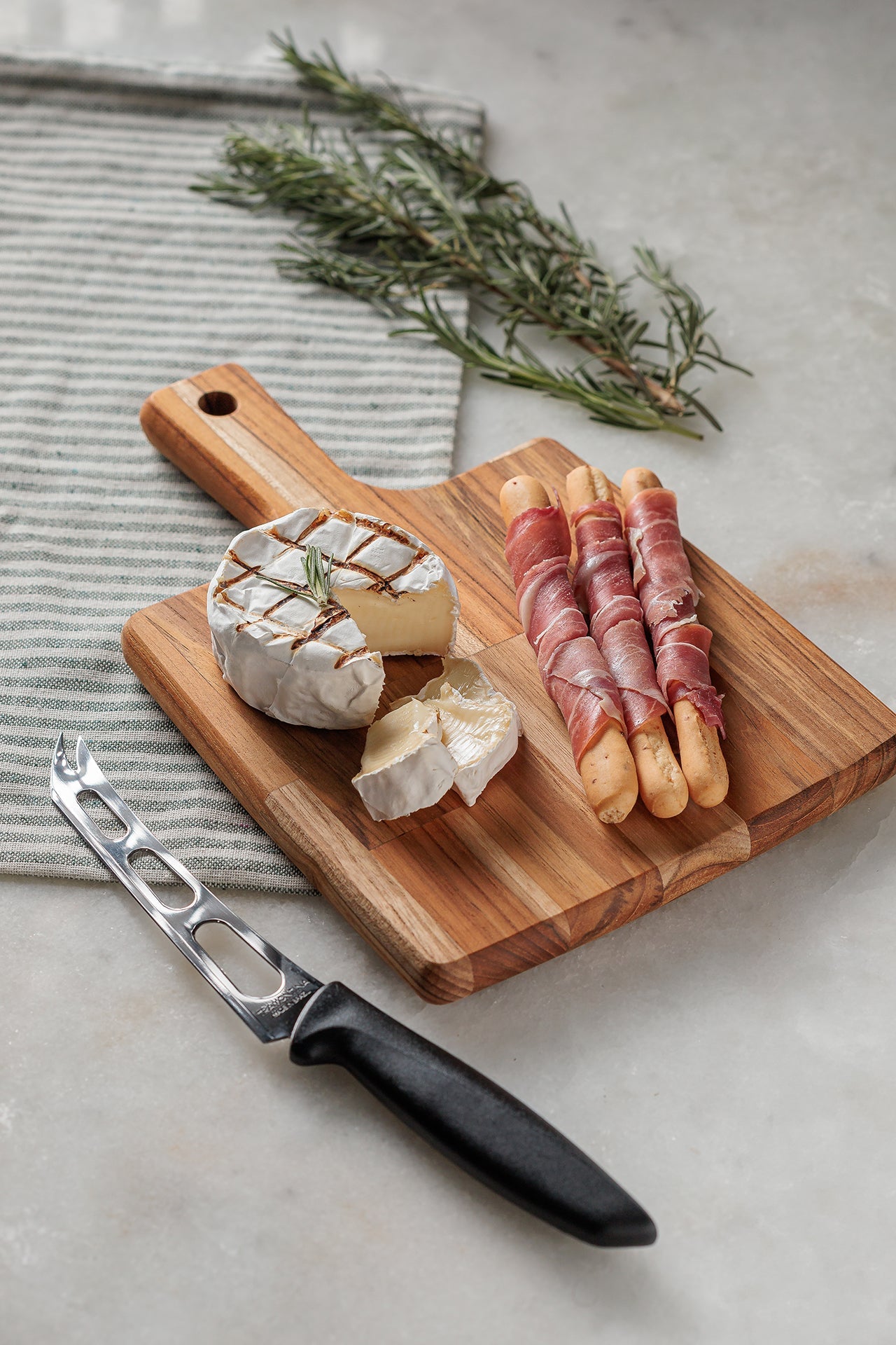 Kit tabla de madera de teca con cuchillo para queso Kitchen Tramontina