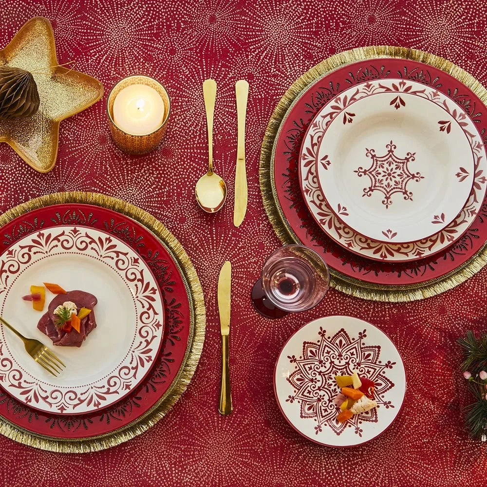 MANTEL ROJO CON DETALLES DORADOS BRILLANTES
