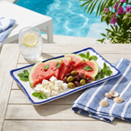 Plato rectangular de melamina 27 cm en mesa de verano