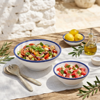 Ensaladeras de melamina borde azul en mesa de verano