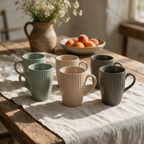 Mugs Countryside en mesa de verano