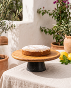 Soporte para tarta Provence con bizcocho de limón en una mesa de verano