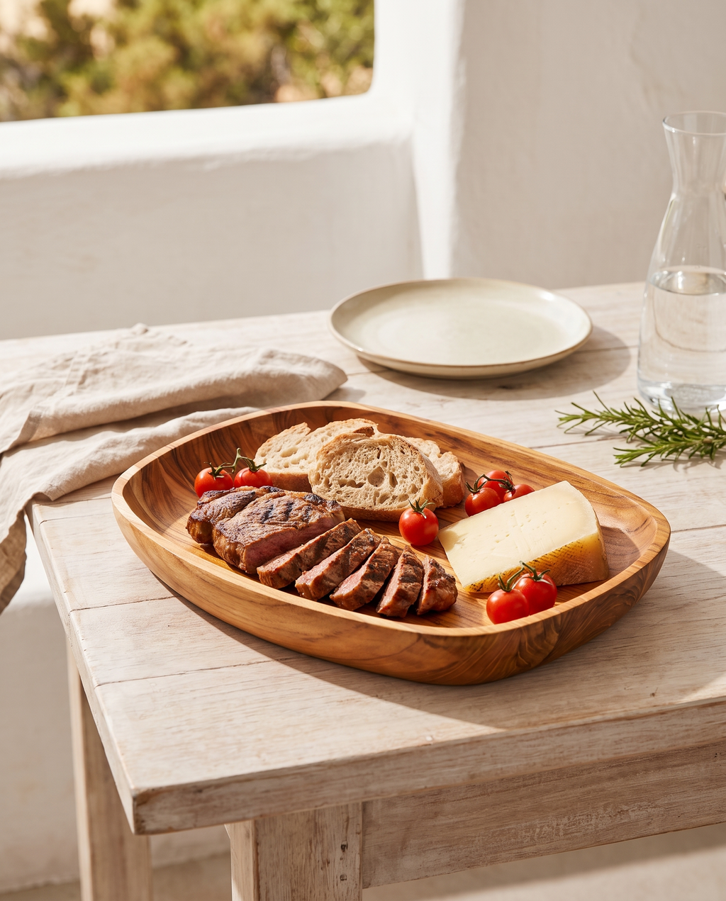 Bandeja de teca Churrasco Premium con carne y pan en una mesa de verano
