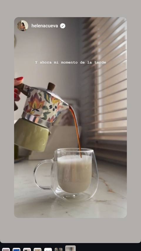 Café recién hecho servido en taza de cristal