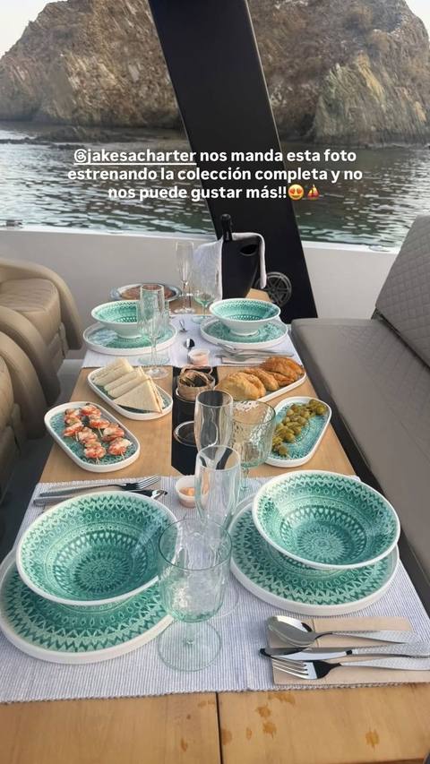 Mesa puesta a bordo con boles y platos turquesa
