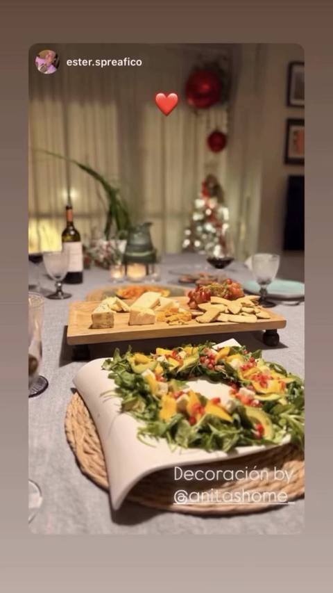 Fuente y tabla de quesos en una cena en casa