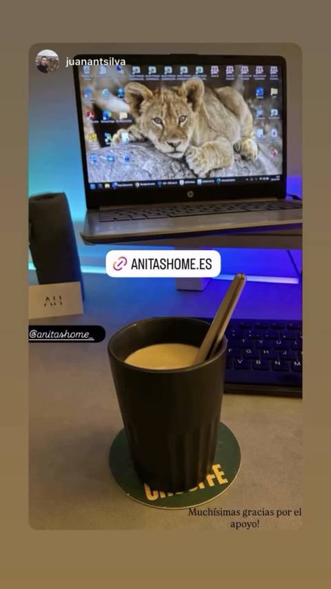 Vaso térmico sobre la mesa de trabajo
