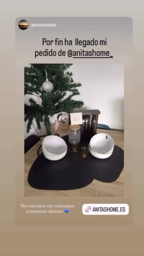 Pedido recién abierto junto al árbol