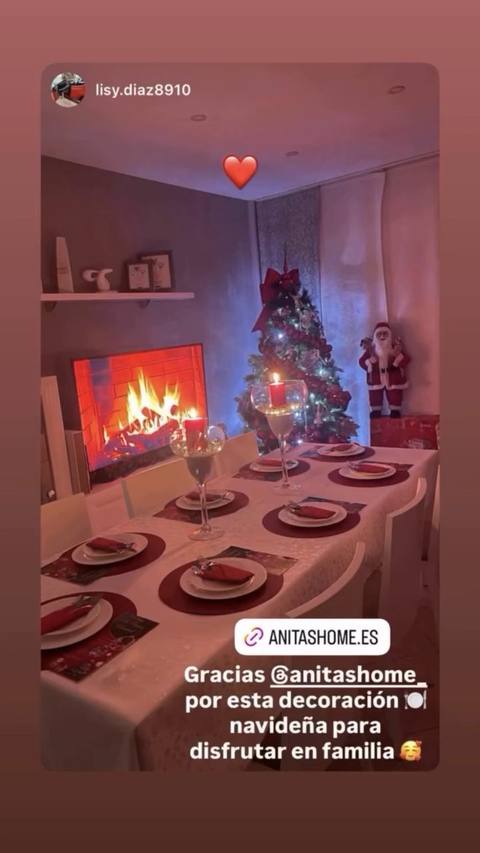 Mesa de Navidad montada junto a la chimenea