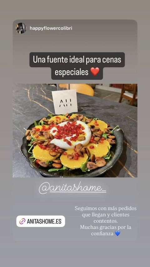 Fuente grande con ensalada servida