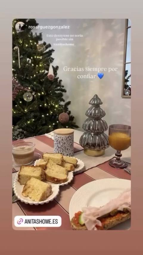 Desayuno de Navidad servido en la mesa